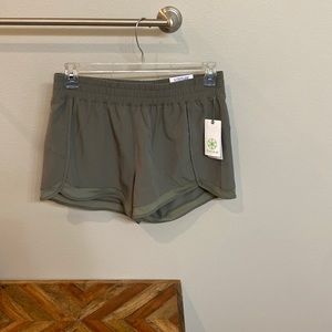 GAIAM Women’s M Woven shorts Dusty Olive color